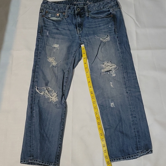 American Eagle mid rise light wash boyfit destroyed crops size 4 - Picture 4 of 6